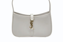 Load image into Gallery viewer, SAINT LAURENT サンローラン カサンドラロゴ ミニ ハンドバッグ 710318 2R20W ホワイト カーフスキン スウェード ゴールド金具 美品 中古 4b008292