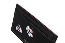Load image into Gallery viewer, 新品未使用 CHRISTIAN DIOR クリスチャンディオール KAWS カウズ コラボ カードケース 10-BO-0179 ブラック ピンク 中古 4b008706