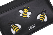 Load image into Gallery viewer, 新品未使用 CHRISTIAN DIOR クリスチャンディオール KAWS カウズ コラボ カードケース 10-BO-0179 ブラック イエロー 中古 4b008707