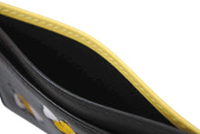 Load image into Gallery viewer, 新品未使用 CHRISTIAN DIOR クリスチャンディオール KAWS カウズ コラボ カードケース 10-BO-0179 ブラック イエロー 中古 4b008707