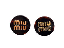 Load image into Gallery viewer, 極美品 MIUMIU ミュウミュウ イヤリング べっ甲カラー ブラウン ゴールド ロゴ金具 中古 4b008822