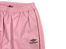 画像をギャラリービューアに読み込む, 新品未使用 Supreme シュプリーム FW25 Supreme Umbro Leather Track Pant レザー トラック パンツ サイズS 4b008841