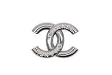 画像をギャラリービューアに読み込む, CHANEL シャネル ブローチ ココマーク ロゴ刻印 B25C メタル レジン シルバー ホワイト 美品 中古 4b008851