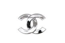 画像をギャラリービューアに読み込む, CHANEL シャネル ブローチ ココマーク ロゴ刻印 B25C メタル レジン シルバー ホワイト 美品 中古 4b008851