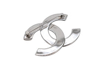 画像をギャラリービューアに読み込む, CHANEL シャネル ブローチ ココマーク ロゴ刻印 B25C メタル レジン シルバー ホワイト 美品 中古 4b008851