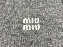 画像をギャラリービューアに読み込む, 極美品 MIUMIU ミュウミュウ ニット ロゴ MML804 S232 1XS9 イタリア製 ウール カシミヤ グレー ホワイト サイズ38 中古 4b008883