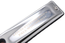 画像をギャラリービューアに読み込む, 新品同様品 LOUIS VUITTON ルイヴィトン ファレルウィリアムズ 2024FW コレクション 招待状 ハーモニカ シルバー 中古 4b009010