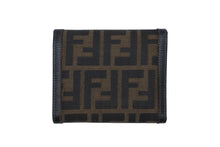 画像をギャラリービューアに読み込む, FENDI フェンディ ズッカ柄 三つ折り財布 コンパクトウォレット イタリア製 キャンバス レザー ブラウン ゴールド金具 美品 中古 4b009185