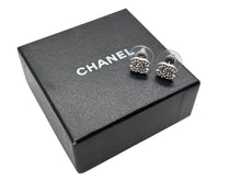 画像をギャラリービューアに読み込む, CHANEL シャネル ココマーク ピアス 重量約2g 08C刻印 ラインストーン メタル シルバー クリア 両耳用 美品 中古 4b009276