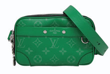 Load image into Gallery viewer, 新品同様 LOUIS VUITTON ルイヴィトン タイガラマ アルファ ウェアラブルウォレットNV ショルダーバッグ M30997 グリーン シルバー金具 中古 4b009562