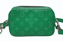 Load image into Gallery viewer, 新品同様 LOUIS VUITTON ルイヴィトン タイガラマ アルファ ウェアラブルウォレットNV ショルダーバッグ M30997 グリーン シルバー金具 中古 4b009562