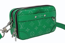 Load image into Gallery viewer, 新品同様 LOUIS VUITTON ルイヴィトン タイガラマ アルファ ウェアラブルウォレットNV ショルダーバッグ M30997 グリーン シルバー金具 中古 4b009562