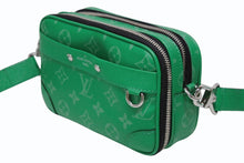 Load image into Gallery viewer, 新品同様 LOUIS VUITTON ルイヴィトン タイガラマ アルファ ウェアラブルウォレットNV ショルダーバッグ M30997 グリーン シルバー金具 中古 4b009562