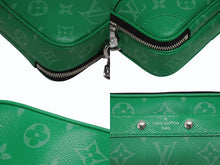 Load image into Gallery viewer, 新品同様 LOUIS VUITTON ルイヴィトン タイガラマ アルファ ウェアラブルウォレットNV ショルダーバッグ M30997 グリーン シルバー金具 中古 4b009562
