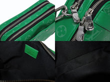 Load image into Gallery viewer, 新品同様 LOUIS VUITTON ルイヴィトン タイガラマ アルファ ウェアラブルウォレットNV ショルダーバッグ M30997 グリーン シルバー金具 中古 4b009562