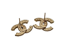 Load image into Gallery viewer, 極美品 CHANEL シャネル ココマーク ピアス アクセサリー 両耳 A18V刻印 4.8g ラインストーン GP ゴールド 中古 4b009593