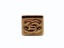 Load image into Gallery viewer, 極美品 CHANEL シャネル ココマーク ピアス 重量約2.0g 02A刻印 ターンロック マットゴールド メタル GP 両耳用 中古 4b009594