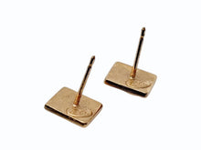 Load image into Gallery viewer, 極美品 CHANEL シャネル ココマーク ピアス 重量約2.0g 02A刻印 ターンロック マットゴールド メタル GP 両耳用 中古 4b009594