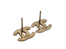 Load image into Gallery viewer, CHANEL シャネル ココマーク ピアス 重量約2.0g 04A刻印 ラインストーン メタル GP ゴールド マルチカラー 両耳用 美品 中古 4b009597