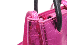 Load image into Gallery viewer, BALENCIAGA バレンシアガ クロコ型押し メタリッククラック加工 ショッピングフォンホルダーバッグ ピンク ブラック 美品 中古 4b011780
