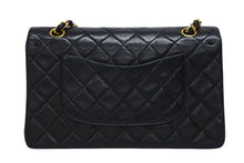 画像をギャラリービューアに読み込む, CHANEL シャネル マトラッセ ダブルフラップ25 ショルダーバッグ 2番台 ラムスキン ブラック ゴールド金具 美品 中古 4b009682
