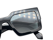 画像をギャラリービューアに読み込む, LOUIS VUITTON ルイヴィトン LVクラッシュスクエア サングラス Z1579E TV0284 ブラック ゴールド金具 美品 中古 4b009744