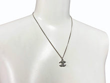 Load image into Gallery viewer, CHANEL シャネル ココマーク ネックレス 重量約5.0g B11V刻印 全長約44cm ラインストーン メタル クリア シルバー 美品 中古 4b009787