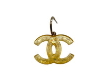 Load image into Gallery viewer, CHANEL シャネル ココマーク ぶら下がりピアス 重量約5.0g 08P刻印 レジン ラメ クリアイエロー 両耳用 美品 中古 4b009788