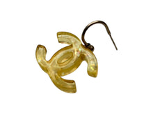 Load image into Gallery viewer, CHANEL シャネル ココマーク ぶら下がりピアス 重量約5.0g 08P刻印 レジン ラメ クリアイエロー 両耳用 美品 中古 4b009788