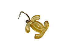 Load image into Gallery viewer, CHANEL シャネル ココマーク ぶら下がりピアス 重量約5.0g 08P刻印 レジン ラメ クリアイエロー 両耳用 美品 中古 4b009788