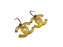 Load image into Gallery viewer, CHANEL シャネル ココマーク ぶら下がりピアス 重量約5.0g 08P刻印 レジン ラメ クリアイエロー 両耳用 美品 中古 4b009788