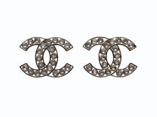 Load image into Gallery viewer, 極美品 CHANEL シャネル ココマーク ピアス 重量約9.0g B23S刻印 ラインストーン クリア ゴールド メタル GP 両耳用 中古 4b009793