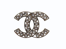Load image into Gallery viewer, 極美品 CHANEL シャネル ココマーク ピアス 重量約9.0g B23S刻印 ラインストーン クリア ゴールド メタル GP 両耳用 中古 4b009793