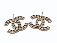 Load image into Gallery viewer, 極美品 CHANEL シャネル ココマーク ピアス 重量約9.0g B23S刻印 ラインストーン クリア ゴールド メタル GP 両耳用 中古 4b009793