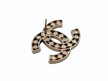 Load image into Gallery viewer, 極美品 CHANEL シャネル ココマーク ピアス 重量約9.0g B23S刻印 ラインストーン クリア ゴールド メタル GP 両耳用 中古 4b009793