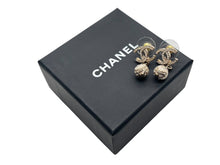 Load image into Gallery viewer, 極美品 CHANEL シャネル ココマーク ぶら下がりピアス 重量約6.0g C23K刻印 ラインストーン メタル レジン GP 両耳用 中古 4b009795