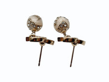 Load image into Gallery viewer, 極美品 CHANEL シャネル ココマーク ぶら下がりピアス 重量約6.0g C23K刻印 ラインストーン メタル レジン GP 両耳用 中古 4b009795