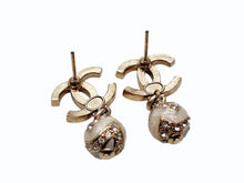 Load image into Gallery viewer, 極美品 CHANEL シャネル ココマーク ぶら下がりピアス 重量約6.0g C23K刻印 ラインストーン メタル レジン GP 両耳用 中古 4b009795
