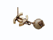 Load image into Gallery viewer, 極美品 CHANEL シャネル ココマーク ぶら下がりピアス 重量約6.0g C23K刻印 ラインストーン メタル レジン GP 両耳用 中古 4b009795