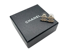 Load image into Gallery viewer, CHANEL シャネル ココマーク ピアス 重量約2.0g A13S刻印 ラインストーン メタル GP ゴールド クリア 両耳用 美品 中古 4b009796