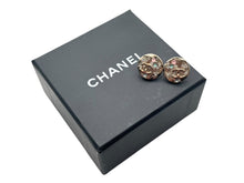 Load image into Gallery viewer, 極美品 CHANEL シャネル ココマーク ラウンドピアス 重量約4g 16P刻印 ラインストーン カラーストーン ゴールド メタル GP 両耳用 中古 4b009797