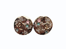 Load image into Gallery viewer, 極美品 CHANEL シャネル ココマーク ラウンドピアス 重量約4g 16P刻印 ラインストーン カラーストーン ゴールド メタル GP 両耳用 中古 4b009797