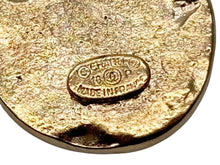 Load image into Gallery viewer, 極美品 CHANEL シャネル ココマーク ラウンドピアス 重量約4g 16P刻印 ラインストーン カラーストーン ゴールド メタル GP 両耳用 中古 4b009797