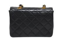 画像をギャラリービューアに読み込む, CHANEL シャネル ミニミニマトラッセ14 チェーンショルダーバッグ 1番台 ラムスキン ココマーク ブラック ゴールド金具 美品 中古 4b009803