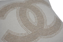 画像をギャラリービューアに読み込む, 極美品 CHANEL シャネル ココマーク デカロゴ クッション ウール カシミヤ ベージュ アイボリー 中古 4b009808
