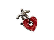 Load image into Gallery viewer, 極美品 CHANEL シャネル ココマーク ハート ぶら下がりピアス 重量約7.0g 04P刻印 メタル シルバー 両耳用 中古 4b009602