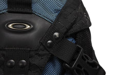 Load image into Gallery viewer, OAKLEY オークリー Mini Icon Backpack アイコン ミニバックパック リュック ブラック ブルー テック ナイロン メタルロゴ 美品 中古 4b009995