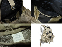 Load image into Gallery viewer, OAKLEY オークリー Icon Backpack 2.0 アイコン バックパック 2.0 テック ナイロン メタルロゴ ベージュ ブラック 美品 中古 4b010000