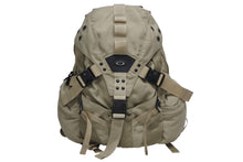 Load image into Gallery viewer, OAKLEY オークリー Icon Backpack 2.0 アイコン バックパック 2.0 テック ナイロン メタルロゴ ベージュ ブラック 美品 中古 4b010000