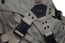 Load image into Gallery viewer, OAKLEY オークリー Icon Backpack 2.0 アイコン バックパック 2.0 テック ナイロン メタルロゴ ベージュ ブラック 美品 中古 4b010000